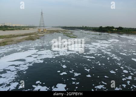 New Delhi, Inde. 26 août 2021. Les eaux fortement polluées de la rivière Yamuna avec une épaisse couche blanche de mousse toxique montrant des niveaux élevés de pollution de l'eau. (Photo de Manish Rajput/SOPA Images/Sipa USA) Credit: SIPA USA/Alay Live News Banque D'Images