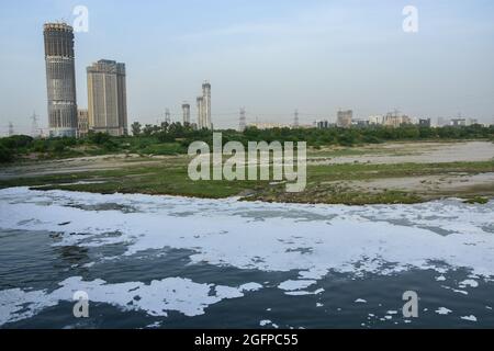 New Delhi, Inde. 26 août 2021. Les eaux fortement polluées de la rivière Yamuna avec une épaisse couche blanche de mousse toxique montrant des niveaux élevés de pollution de l'eau. (Photo de Manish Rajput/SOPA Images/Sipa USA) Credit: SIPA USA/Alay Live News Banque D'Images