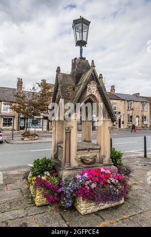 Scènes de rue dans la ville de marché de Teesdale du château de Barnard ainsi nommé d'après la forteresse du château de Barnard du XIIe siècle qui surplombe la rivière Tees. Banque D'Images