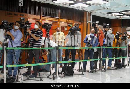 New Delhi, Inde. 26 août 2021. Des journalistes vidéo des différentes maisons de médias indiennes filment le briefing des dirigeants des partis politiques sur la situation actuelle en Afghanistan après que les talibans y ont pris la photo, à l'annexe du Parlement, à New Delhi. Selon Subrahmanyam Jaishankar, l'évacuation de tous les Indiens d'Afghanistan est une priorité. Crédit : SOPA Images Limited/Alamy Live News Banque D'Images