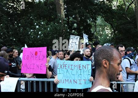 New York, NY. USA 25 août 2021 environ 1000 personnes se sont rassemblées pour NYC COVID mandat de la manifestation à NYC, Le groupe comprenait des membres d'enseignants de la ville de New York et des employés des syndicats scolaires qu'ils se sont réunis à l'extérieur du bureau du maire pour protester contre un mandat de vaccination annoncé par les services de santé et d'éducation de la ville cette semaine. Crédit : Mark Apollo/Alay Live News Banque D'Images