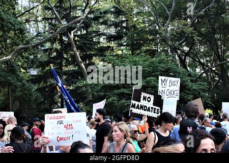 New York, NY. USA 25 août 2021 environ 1000 personnes se sont rassemblées pour NYC COVID mandat de la manifestation à NYC, Le groupe comprenait des membres d'enseignants de la ville de New York et des employés des syndicats scolaires qu'ils se sont réunis à l'extérieur du bureau du maire pour protester contre un mandat de vaccination annoncé par les services de santé et d'éducation de la ville cette semaine. Crédit : Mark Apollo/Alay Live News Banque D'Images