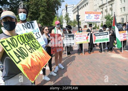 26 août 2021, Washington, Distric of Columbia, États-Unis : Le manifestant du mouvement palestinien de la jeunesse a organisé un rassemblement sur la Palestine libre à Lafayette Park en vue d'une rencontre entre le président des États-Unis JOE BIDEN et le Premier ministre israélien NAFTALI BENNETT aujourd'hui le 26 août 2021 devant la Maison Blanche à Washington DC, aux États-Unis. (Credit image: © Lénine Nolly/ZUMA Press Wire) Banque D'Images