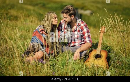 L'amour les inspire. Petit ami et petite amie avec guitare. Promenade romantique. Chanson romantique. Air frais et sensations pures. Randonnée romantique. Magnifique Banque D'Images