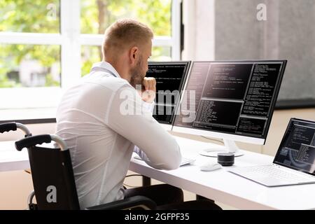 Programmeur d'ordinateur écrivant le code de programme sur l'ordinateur au bureau Banque D'Images
