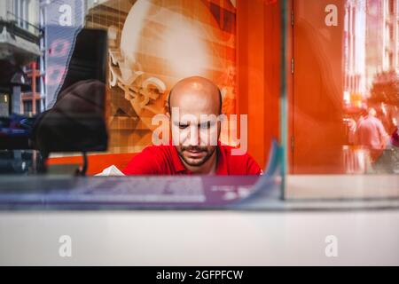 ISTANBUL, TURQUIE - 07 août 2021 : une photo d'un employé occupé au bureau de change d'une banque à Istanbul, Turquie Banque D'Images