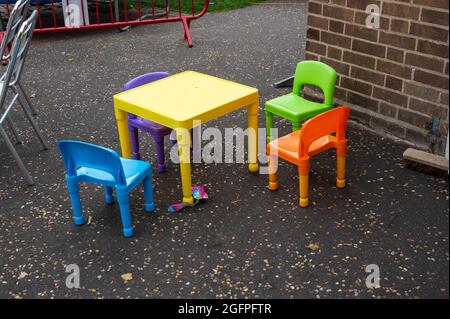 Table et chaises colorées pour enfants Banque D'Images