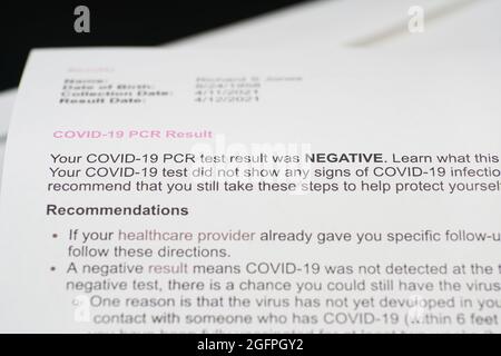 Lake Elsinore, CA, États-Unis - 14 août 2021 : Focus sélectif sur le formulaire de résultats négatifs du test COVID-19. Banque D'Images