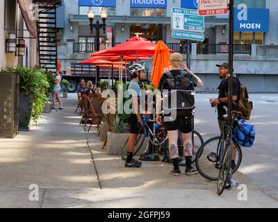 Messagers de vélo prenant une pause. Chicago, Illinois. Banque D'Images