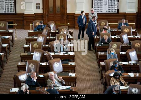 Austin Texas USA, le 26 août 2021: La Chambre du Texas House a le quorum alors que les membres débattent SB 1, une mesure dirigée par les Républicains qui resserrerait les procédures de vote au Texas, y compris une interdiction du vote de 24 heures et des restrictions de vote par la poste. Le projet de loi a conduit à une sortie de 34 jours pour les démocrates. Crédit : Bob Daemmrich/Alay Live News Banque D'Images