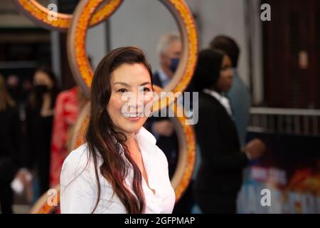 Michelle Yeoh arrive pour la première britannique du Shang-Chi de Marvel Studio à Curzon Mayfair, dans le centre de Londres. Date de la photo: Jeudi 26 août 2021. Banque D'Images