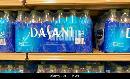 Orlando, FL USA - 19 mai 2020 : boîtes d'eau en bouteille Dasani dans un magasin Publix. Banque D'Images