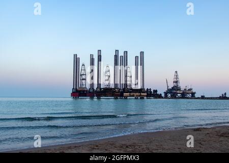 Plate-forme pétrolière sur la côte de la mer Caspienne, près de Bakou, Azerbaïdjan. Plate-forme pétrolière dans la mer Caspienne Banque D'Images