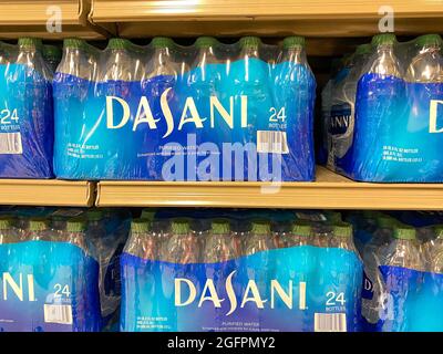 Orlando, FL USA - 19 mai 2020 : boîtes d'eau en bouteille Dasani dans un magasin Publix. Banque D'Images