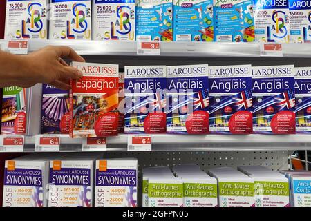 Assortiment des dictionnaires bilingues dans un magasin Banque D'Images