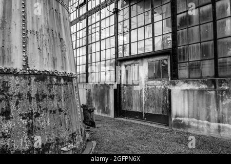 Extérieur industriel avec portes et fenêtres des anciens bâtiments d'usine inutilisés Banque D'Images