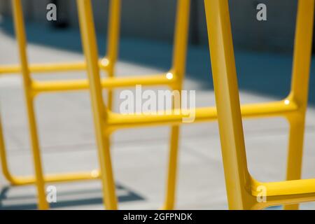 Porte-vélo en métal jaune peint aux couleurs vives sur le trottoir à Charlotte, en Caroline du Nord, aux États-Unis Banque D'Images