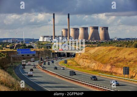 La centrale électrique de Ferrybridge avant d'être démolie de 2019 à 2021 Banque D'Images