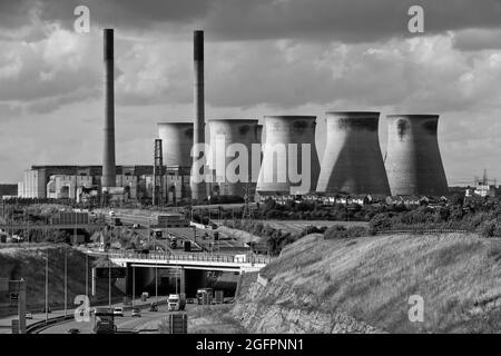 La centrale électrique de Ferrybridge avant d'être démolie de 2019 à 2021 Banque D'Images