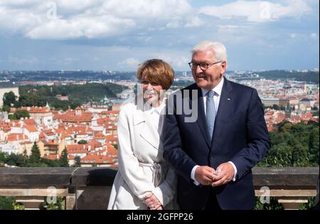 Prag, République tchèque. 26 août 2021. Le président fédéral Frank-Walter Steinmeier et son épouse Elke Büdenbender se tenant sur une terrasse du monastère de Strahov. Le Président Steinmeier et sa femme sont en visite de trois jours en République tchèque. Credit: Bernd von Jutrczenka/dpa/Alamy Live News Banque D'Images