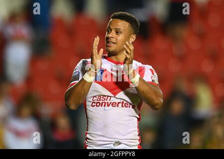 Regan Grace (5) de St Helens applaudit les fans à la fin du match Banque D'Images