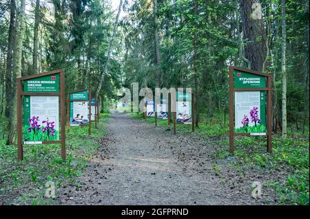 Spit de Keronian, région de Kaliningrad, Russie, 31 janvier 2021. Affiches d'animaux et d'oiseaux rares. Stands avec des photos d'espèces menacées de flore et Banque D'Images