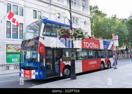 Touristes en bus TOOT à toit ouvert Banque D'Images
