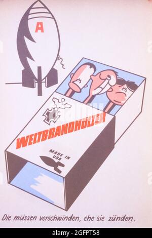 Berlin est, Allemagne, août 1962. Affiche communiste anti-nucléaire montrant Konrad Adenauer et les dirigeants occidentaux, menaçant de mettre le monde sur le feu. Banque D'Images