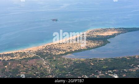 Vue aérienne de la côte sud sablonneuse de l'île de Corfou avec une partie du lac de Korission Banque D'Images