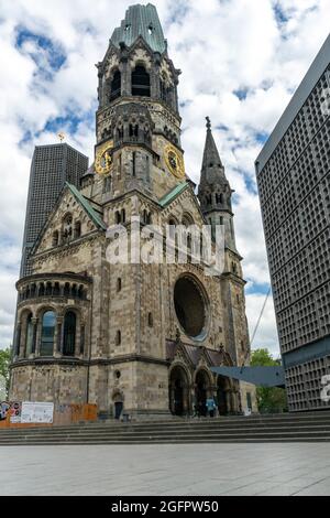 Le Kaiser Wilhelm Gedächtnis Kirche, situé sur le Kurfürstendamm, est un monument situé sur la Breitscheidplatz, dans le quartier de Charlottenburg à Berlin. Banque D'Images