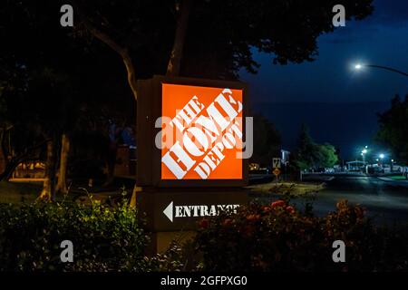 Un magasin Home Depot à Modesto California USA en début de matinée près de l'aube. Banque D'Images