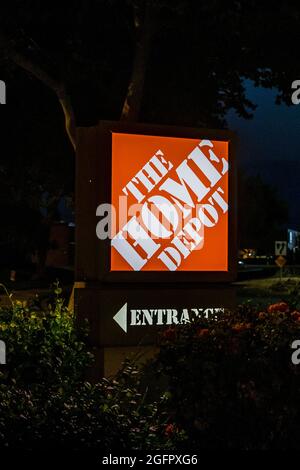 Un magasin Home Depot à Modesto California USA en début de matinée près de l'aube. Banque D'Images