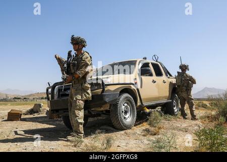 Kaboul, Afghanistan. 25 août 2021. Les soldats de l'armée américaine de la 82e division aéroportée assurent la sécurité autour de l'émetteur de l'aéroport international Hamid Karzaï pendant le refuge de l'opération alliés, le 25 août 2021 à Kaboul, en Afghanistan. Credit: Planetpix/Alamy Live News Banque D'Images