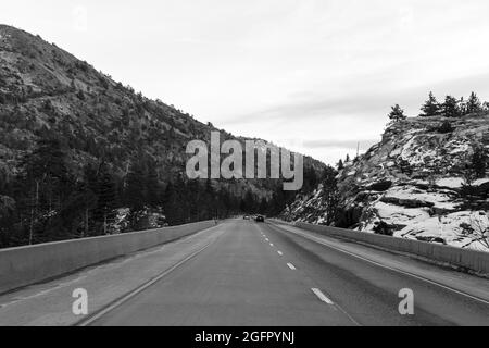 Montagnes enneigées entourant l'autoroute 80 de l'Interstate à Truckee, Californie, États-Unis Banque D'Images