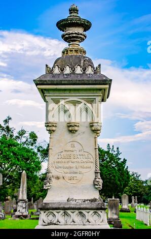 Une pierre angulaire pour James Battle, fondateur de l'hôtel Battle House, est photographiée au cimetière Magnolia, le 14 août 2021, à Mobile, Alabama. Banque D'Images