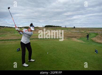 Leven, Royaume-Uni. 15 août 2021. Atthaya Thitikul (Thaïlande) sur le 17e tee lors du dernier tour à l'Open d'Écosse Trust Golf Women's Scottish Open à Dumbarnie Links, Leven, Fife, Écosse. Crédit: SPP Sport presse photo. /Alamy Live News Banque D'Images