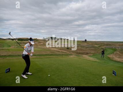 Leven, Royaume-Uni. 15 août 2021. Atthaya Thitikul (Thaïlande) sur le 17e tee lors du dernier tour à l'Open d'Écosse Trust Golf Women's Scottish Open à Dumbarnie Links, Leven, Fife, Écosse. Crédit: SPP Sport presse photo. /Alamy Live News Banque D'Images