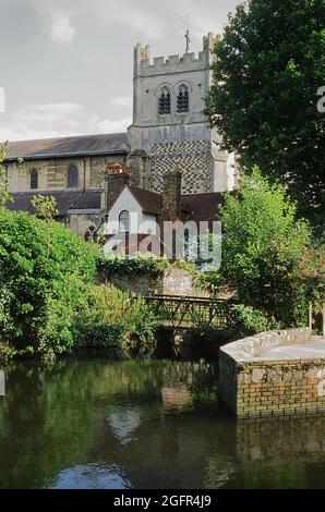 Tour de l'église de Waltham Abbey et Cornmill Stream en été, Waltham Abbey, Essex, sud de l'Angleterre Banque D'Images