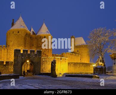 FRANCE. AUDE (11) CITADELLE DE CARCASSONNE SOUS LA NEIGE Banque D'Images