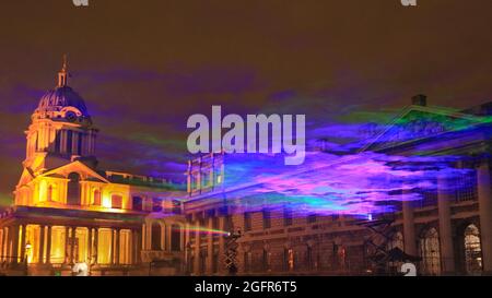 Greenwich, Londres, Royaume-Uni. 26 août 2021. « borealis » de Dan Archer illumine le ciel au-dessus du Old Royal Naval College dans le Royal Borough de Greenwich. 'Borealis' est une reconstitution hypnotique des aurores boréales dans le ciel. Il fait partie du festival annuel de Greenwich et des Docklands, qui se tiendra du 27 août au 11 septembre 2021. Credit: Imagetraceur/Alamy Live News Banque D'Images