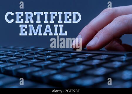 Inspiration montrant l'enseigne E-mail certifié. E-mail d'idée d'entreprise dont l'envoi est certifié par un tiers neutre mains pointant vers ordinateur pressant Banque D'Images