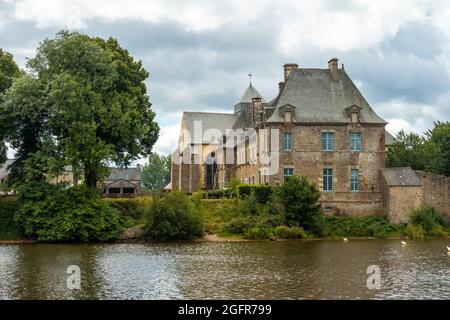 Église près du lac de Paimpont dans la forêt de Broceliande en Bretagne, près de Rennes, France Banque D'Images