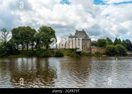 Église près du lac de Paimpont dans la forêt de Broceliande en Bretagne, près de Rennes, France Banque D'Images