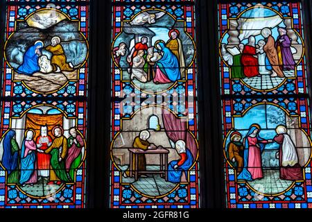 Verre à l'intérieur de la cathédrale Saint-Corentin dans le village médiéval de Quimper en France Banque D'Images