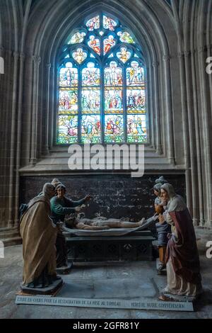 Plan vertical de sculptures à l'intérieur de la cathédrale Saint-Corentin dans le Quimper en Bretagne, France Banque D'Images