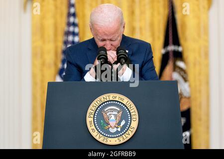 Washington, États-Unis d'Amérique. 26 août 2021. Le président des États-Unis, Joe Biden, fait une pause dans la salle est de la Maison Blanche à Washington, DC, le jeudi 26 août 2021. Plusieurs explosions près de l'aéroport international Hamid Karzaï de Kaboul, en Afghanistan, ont blessé beaucoup et tué au moins 12 membres du service américain. Crédit: Stefani Reynolds/Pool/Sipa USA crédit: SIPA USA/Alay Live News Banque D'Images