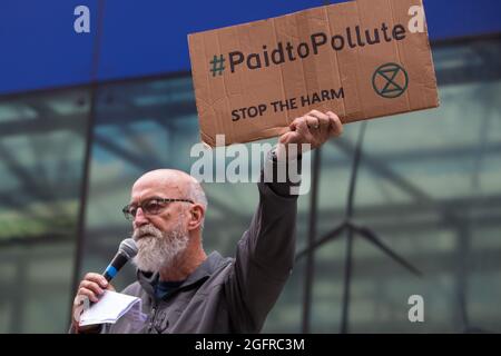 Londres, Royaume-Uni. 26 août 2021. Jeremy Cox de payant à polluer s'adresse aux militants de la rébellion de l'extinction, de la rébellion des Halte HS2 et des routes XR en dehors du ministère des Affaires, de l'énergie et de la Stratégie industrielle (BEIS) à la suite de la marche Halte au mal, le quatrième jour des manifestations impossibles de la rébellion. Les paiements versés à polluer sont en train de faire comparaître le gouvernement au sujet des paiements publics versés à des sociétés pétrolières et gazières de la mer du Nord qui polluent. Crédit : Mark Kerrison/Alamy Live News Banque D'Images