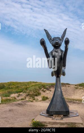 Knokke-Heist, Flandre, Belgique - 5 août 2021 : vue frontale sur la célèbre statue de Keun, qui fait sauter le lièvre, dans des dunes de sable entre la plage de la mer du Nord Banque D'Images