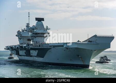 HMS Prince de Galles (R09) de retour à Portsmouth, Royaume-Uni, le 26 août 2021. Banque D'Images