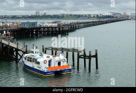 SOUTHEND ON SEA, ROYAUME-UNI - 19 juin 2021 : le bateau touristique Jacob Marley à l'extrémité de la plus longue jetée du monde à Southend on Sea, Essex Banque D'Images